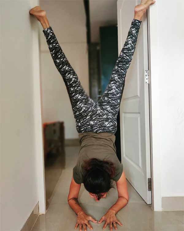 தலைகீழாக நின்றபடி