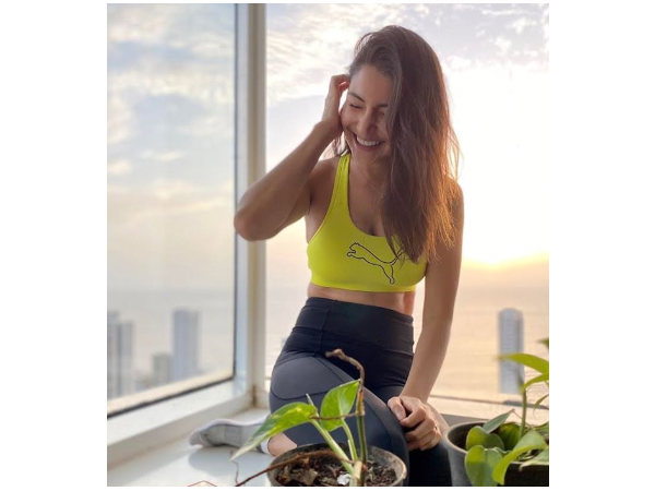 சிரித்துக் கொண்டே பதிலடி