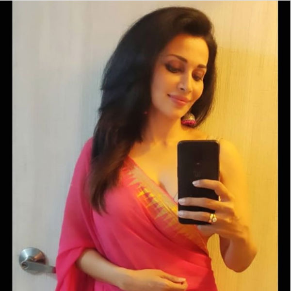 லூப் வைத்த பிளவுஸ் 