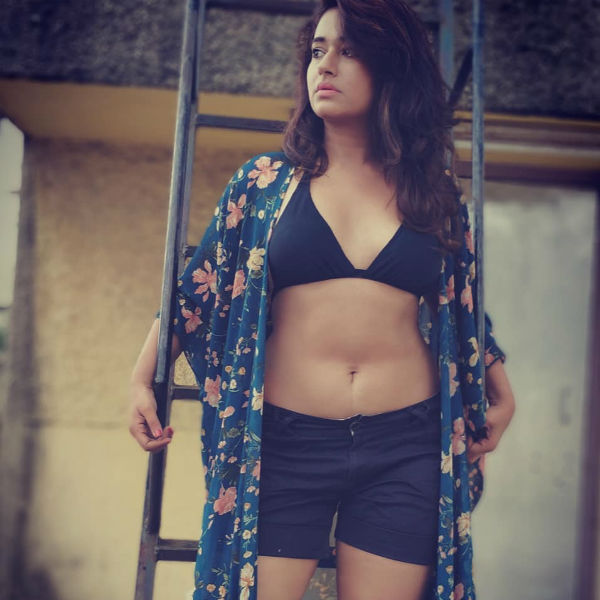 உள்ளாடையுடன் தாராளமாக