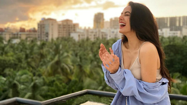 முன்னழகு தெளிவாக தெரிகின்றவாறு