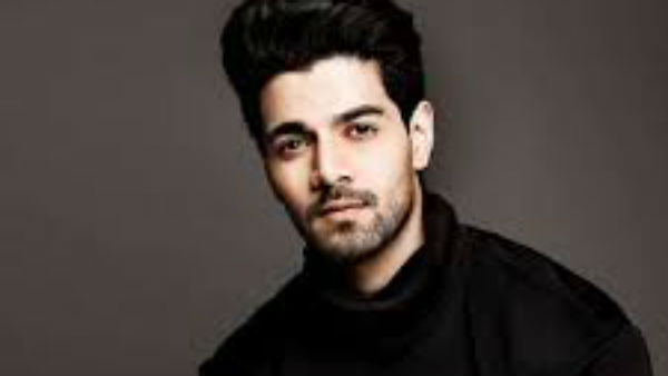 மிரட்டியதாகவும்