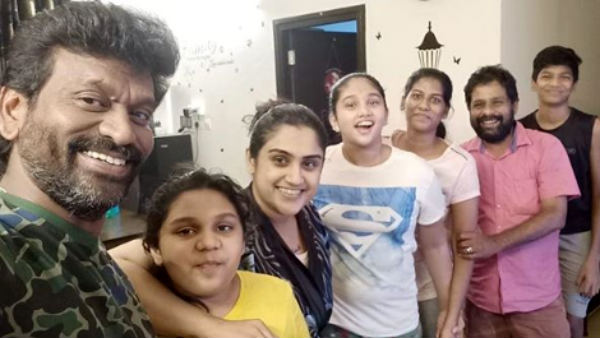 குடும்பத்துடன் செல்பி 