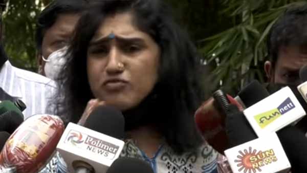 பப்ளிசிட்டிக்காக 