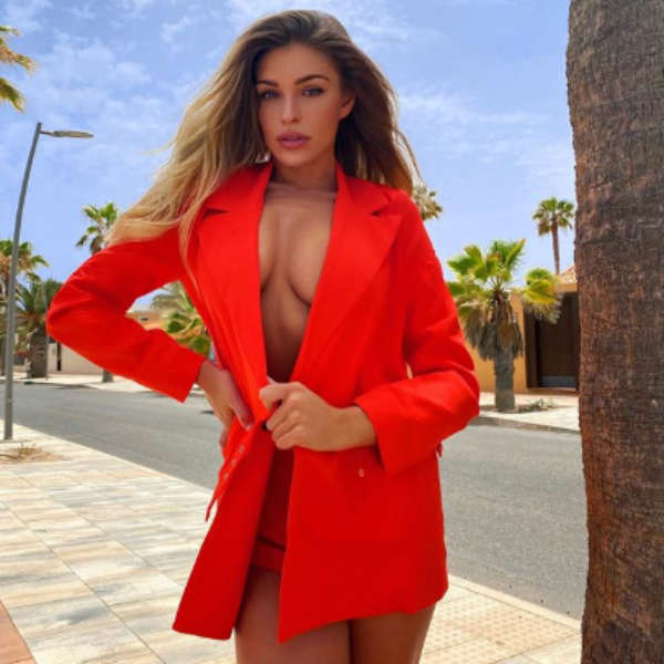 வெறும் பிளேசருடன் வெறும் பிளேசருடன்