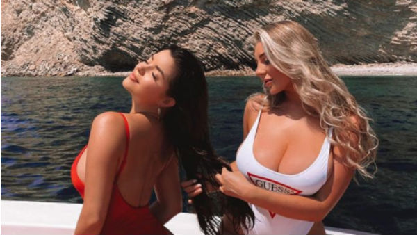 பெண் தோழியுடன் நெருக்கமாக