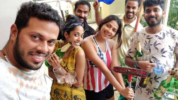 நண்பர்களுடன் ஜாலியாக 