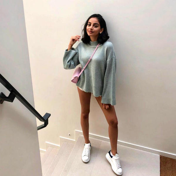 கால் அழகு அப்பட்டமாக