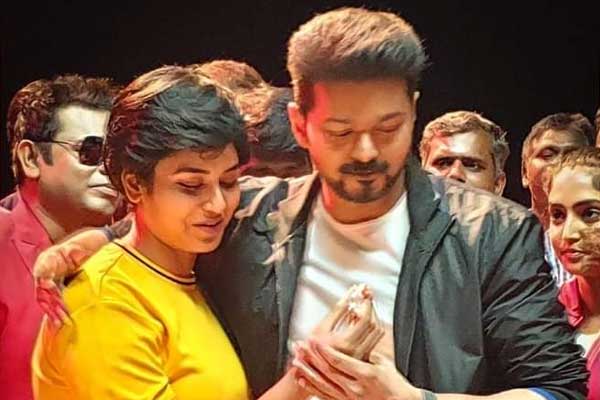 விஜய்யுடன் கேக் கட்டிங்