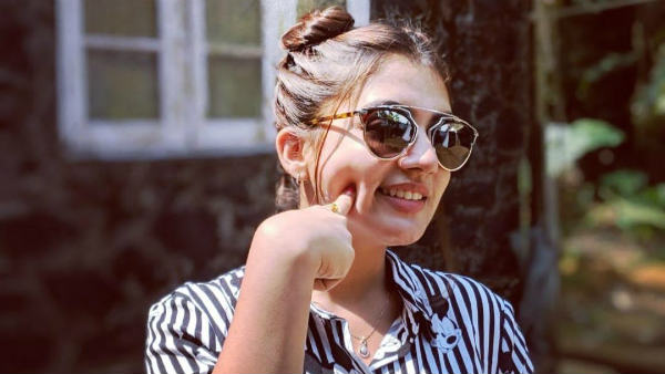 விரலை கன்னக்குழியில்