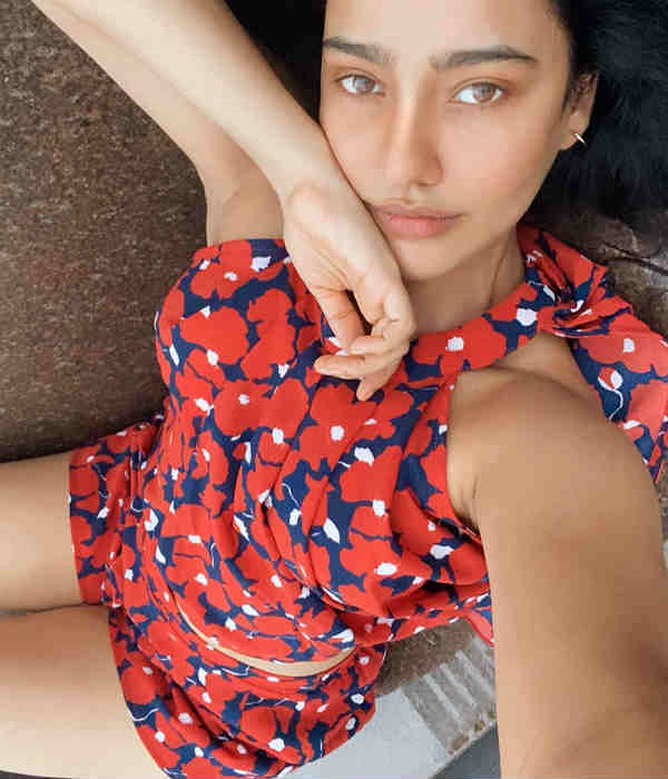 கட்டாந்தரையில் கவர்ச்சி உடையில்