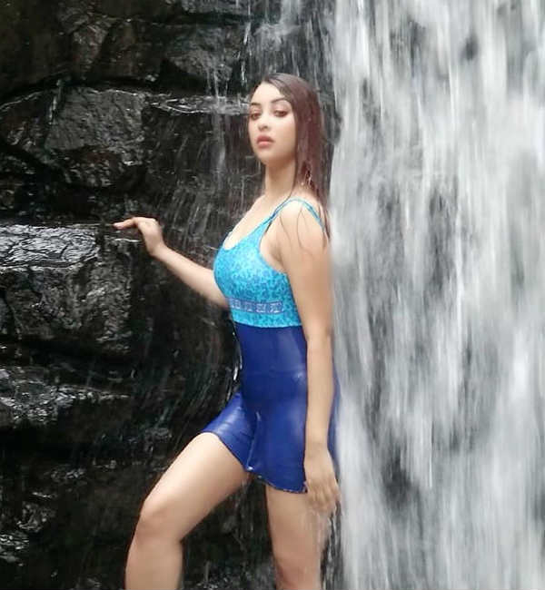 கவர்ச்சி பொங்க