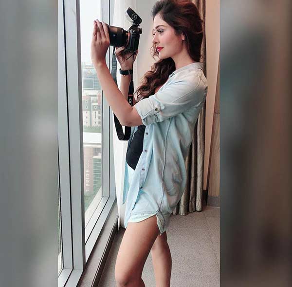 பேண்ட் அணியாமல் 