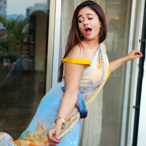 ஜாக்கெட்டை கழட்டியபடி ஜாக்கெட்டை கழட்டியபடி