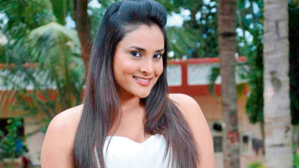 கட்சியில் இருக்கிறார்