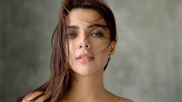 மார்பு வரை மட்டுமே.. 