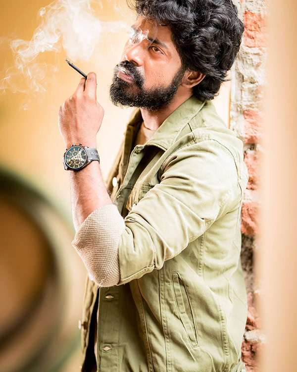 லாலாவுடன் கொஞ்சி விளையாடும்