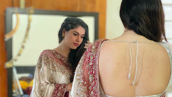 முதுகை காட்டி 