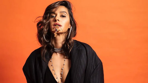 இளம் பெண் ஒருவர் 