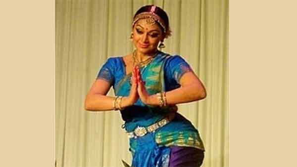 அவளோட கால பிடிக்கலாமா