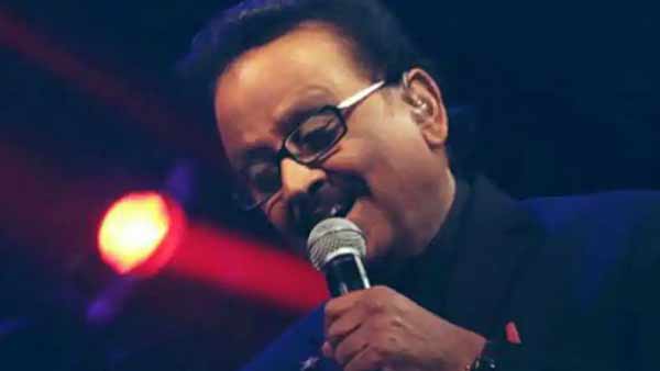 தாயின் மடியில் படுத்து.. 