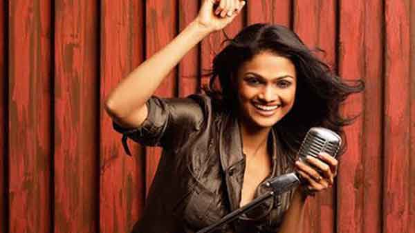 தற்போது பாடகியாகவும்