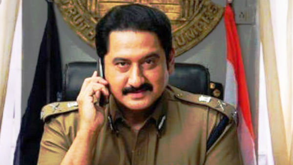 போலீஸ் அதிகாரியாக