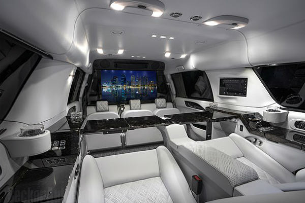 பிரமாண்ட சொகுசு கார் 