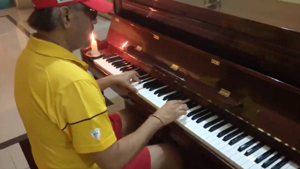 பியானோ வாசித்து 