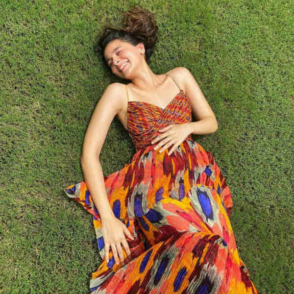 புல் தரையில் மல்லாக்க