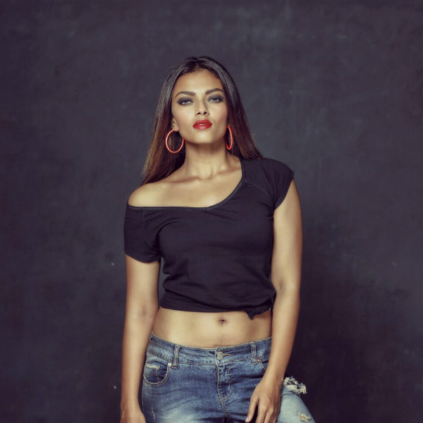 ஆடைகளை நீக்குமாறு ஆடைகளை நீக்குமாறு