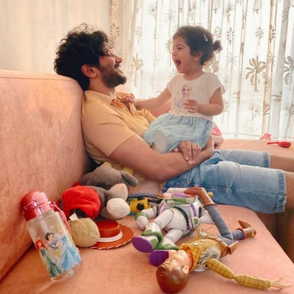 லுக்கை பார்த்து ரசிகர்கள்