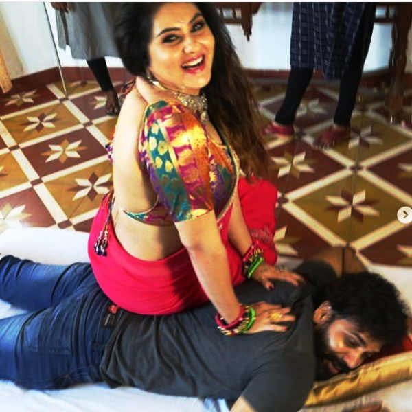 கணவர் மீது அமர்ந்து கணவர் மீது அமர்ந்து