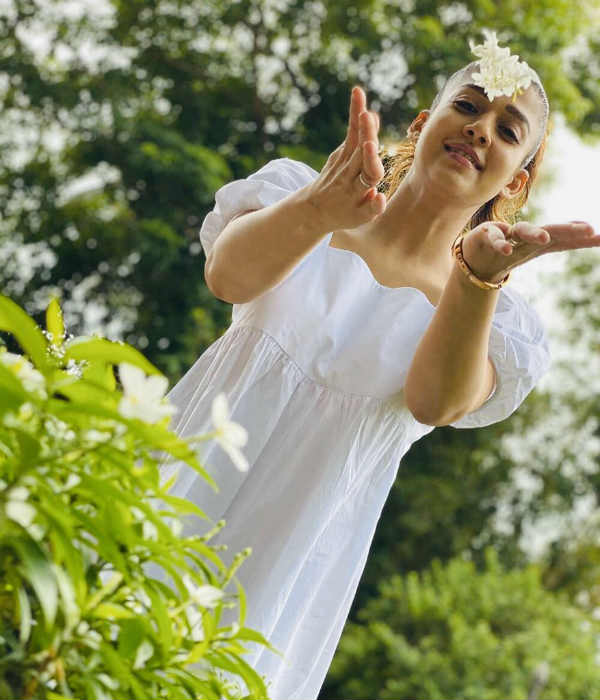 பூக்களை பறிக்கும் நயன் 