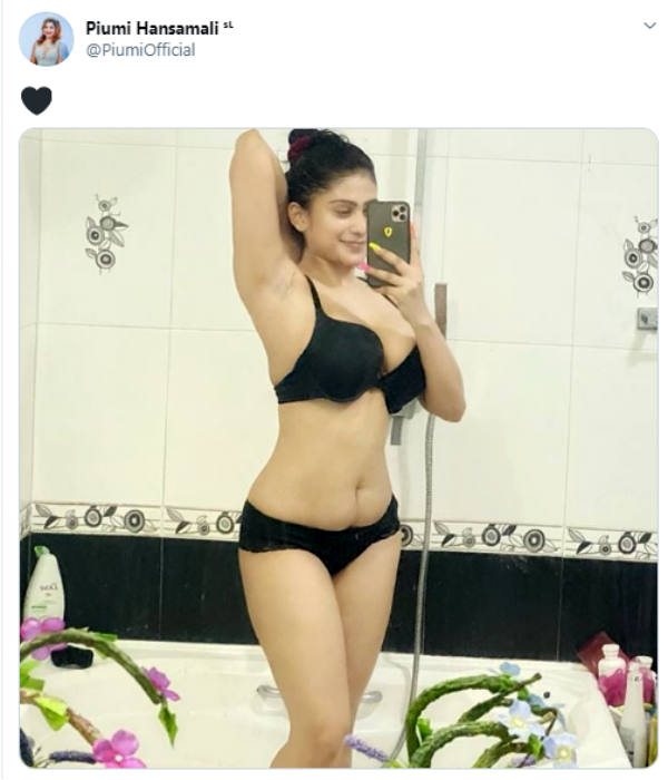 கருப்பு நிற பிகினியில்