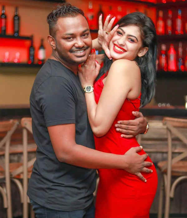 அரை நிர்வாணமாக