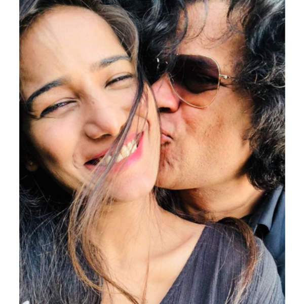 மோதிரம் மாற்றிக் கொண்டு