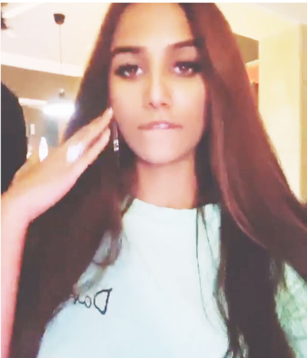 அந்த இடத்தில் கை வைத்து