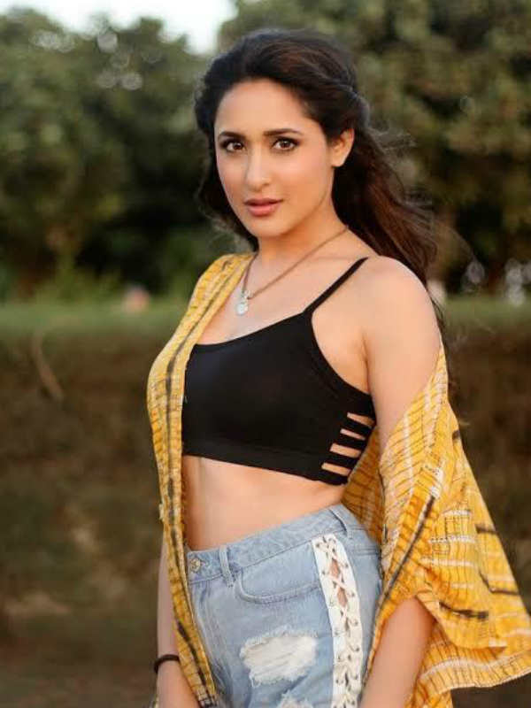 ரசிகர்களை சூடேற்றி