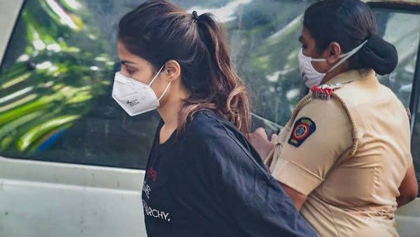 காதலி ரியா சக்கரவர்த்தி 