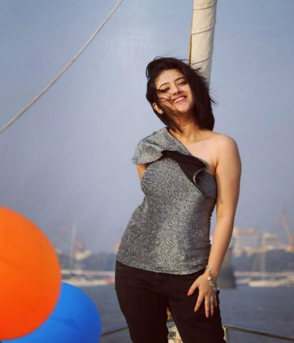 முன்னழகை காட்டியவாறு