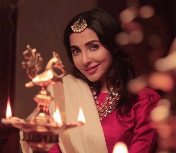 இவ்வளவு கிளாமரா 