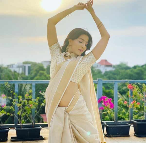 லோ ஹிப்பில்.. 