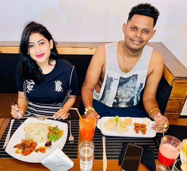 ஏகப்பட்ட ஆண்களுடன் ஏகப்பட்ட ஆண்களுடன்