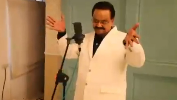 கைகளை அசைத்து 