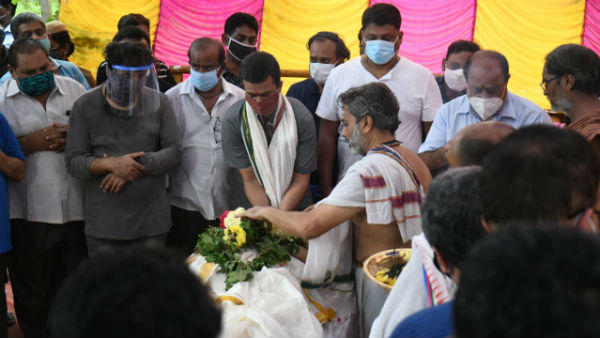 காலை தொட்டு வணங்கினார்