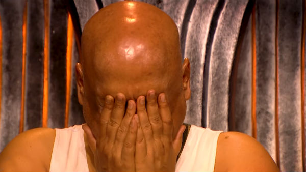 கார்னர் செய்யும் ஹவுஸ்மேட்ஸ் 