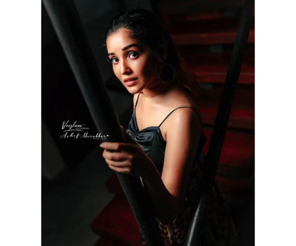 சேலையில்.. சேலையில்..