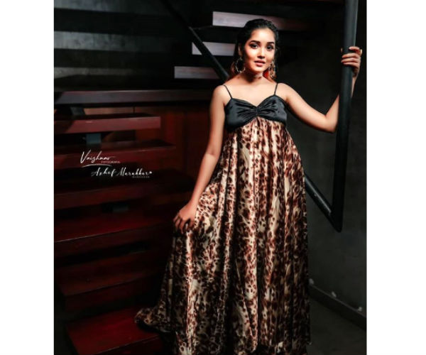 கிள்ளி பார்க்கும் நெட்டிசன்ஸ் கிள்ளி பார்க்கும் நெட்டிசன்ஸ்