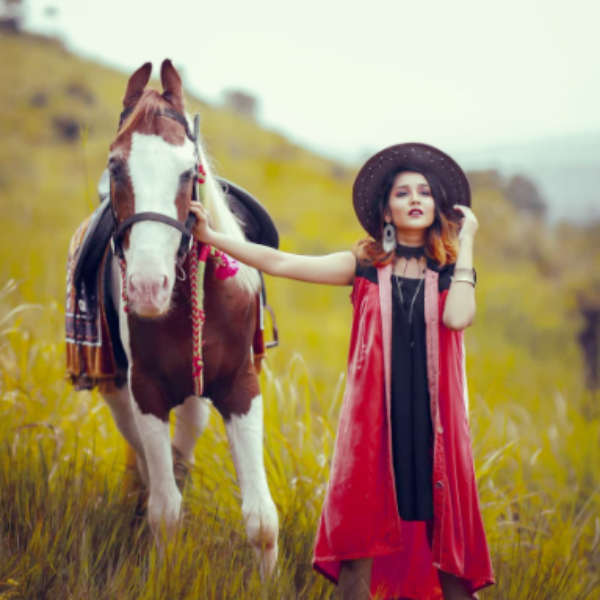 குதிரையுடன் குட்டி நயன்தாரா